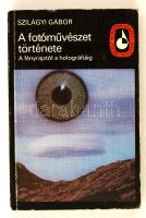 Szilágyi Gábor: A fotóművészet története. A fényrajztól a holográfiáig. Bp., 1982, Képzőművészeti Alap Kiadóvállalata (Képzőművészeti zsebkönyvtár). Papírkötésben, jó állapotban.