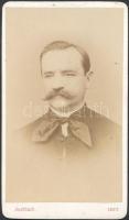 cca 1880 Posolagy Márton vizitkártya méretű, feliratozott fényképe Auerbach Miksa aradi műterméből, a verebélyi Marzsó család fotó hagyatékából, 10,5x6,5 cm