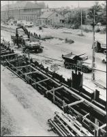 1975 Budapest, Újpest, a metró építés előkészítése, vintage fotó, 22,5x17,5 cm