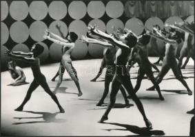 cca 1975 A Pécsi Balett előadásának egy jelenete, vintage fotó, 16,5x23,5 cm