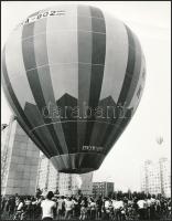 cca 1979 Leninváros, hőlégballon találkozó és bemutató, vintage fotó, 22x17 cm