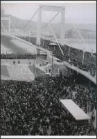 cca 1963-1964 Budapest, az Erzsébet híd építése és átadása, 2 db korabeli felvétel mai nagyítása, 25...