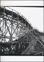 cca 1960 Budapesti Vidámpark, Kotnyek Antal (1921-1990) fotóriporter hagyatékában őrzött 2 db vintage negatív mai nagyítása, 18x25 cm és 20x18 cm