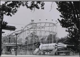 cca 1960 Budapesti Vidámpark, Kotnyek Antal (1921-1990) fotóriporter hagyatékában őrzött 2 db vintag...