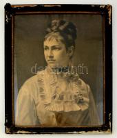 Vágó Pál (1853-1928): Női portré. Szén, papír, jelzett, üvegezett sérült keretben, 78×55 cm