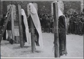 1945 Háborús bűnösök nyilvános akasztása, 2 db vintage negatív mai nagyítása, 25x18 cm