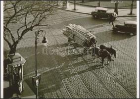 cca 1930 Lovas kocsik Budapest utcáin, 2 db korabeli felvétel mai nagyítása, 18x25 cm