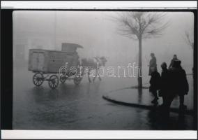 cca 1930 Lovas kocsik Budapest utcáin, 2 db korabeli felvétel mai nagyítása, 18x25 cm