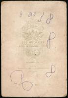 cca 1880 Szlovák népviseletes fiatalok keményhátú fotó, Gutkaiss besztercebányai műterméből  11x16 c...