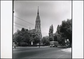 cca 1965 Budapest, Kőbánya, Szent László tér, 32-es autóbusz, Keveházi János (?-?) hagyatékában őrzött vintage negatív mai nagyítása, 18x18 cm