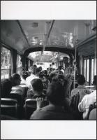 cca 1965 Budapest, kalauz a csuklós autóbuszon, Kotnyek Antal (1921-1990) fotóriporter hagyatékában ...