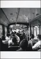 cca 1965 Budapest, kalauz a csuklós autóbuszon, Kotnyek Antal (1921-1990) fotóriporter hagyatékában ...