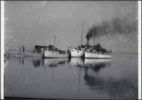 cca 1950 Balatoni hajók, korabeli vintage negatívról készült mai nagyítás, 18x24 cm