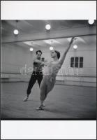 cca 1974 Balettpróbán, korabeli vintage negatívról készült mai nagyítás, 18x18 cm