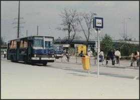 cca 1980 Budapest, Kőbánya-Kispest autóbusz végállomás, 82-es járat, korabeli vintage negatívról készült mai nagyítás, 13x18 cm