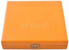 Borsos Miklós (1906-1990) 1982. "Budapesti Könnyűipari Szövetkezetek Szövetsége" Br plaket...