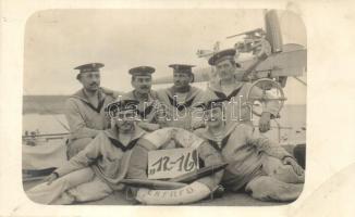 1915 SMS Erzherzog Franz Ferdinand, a K.u.K. haditengerészet Radetzky-osztályú csatahajójának matrózai 7 cm-es gyorstüzelő mellett, csoportkép a 30,5 cm-es lövegen / K.u.K. Kriegsmarine mariners of SMS Erzherzog Franz Ferdinand on board with machine gun, group photo (EB)