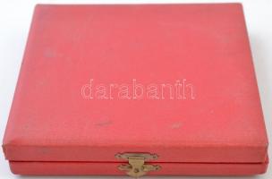 Borsos Miklós (1906-1990) 1984. "Budapesti Könnyűipari Szövetkezetek Szövetsége" Br plaket...