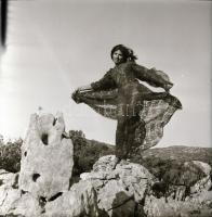 cca 1975 Szelek szárnyán, aktfotó tanulmányok a szabadban, 9 db negatív, 6x6 cm