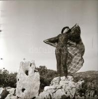 cca 1975 Szelek szárnyán, aktfotó tanulmányok a szabadban, 9 db negatív, 6x6 cm