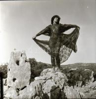 cca 1975 Szelek szárnyán, aktfotó tanulmányok a szabadban, 9 db negatív, 6x6 cm