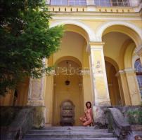 cca 1980 Aktfotók tétele, külső-belső helyszíneken, 13 db negatív, 6x6 cm