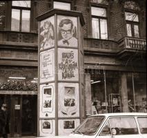 1970 Budapest, a Fővárosi Moziüzemi Vállalat hirdető oszlopai, plakáthelyei, kirakatai, ahol az új f...