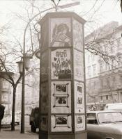 1970 Budapest, a Fővárosi Moziüzemi Vállalat hirdető oszlopai, plakáthelyei, kirakatai, ahol az új f...