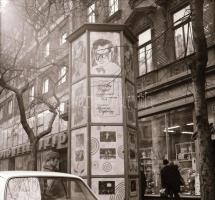 1970 Budapest, a Fővárosi Moziüzemi Vállalat hirdető oszlopai, plakáthelyei, kirakatai, ahol az új f...