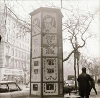 1970 Budapest, a Fővárosi Moziüzemi Vállalat hirdető oszlopai, plakáthelyei, kirakatai, ahol az új f...