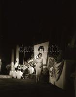 cca 1955 Balatonföldvári szépségverseny, Kotnyek Antal (1921-1990) képriportja, 14 db vintage negatí...