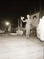 cca 1955 Balatonföldvári szépségverseny, Kotnyek Antal (1921-1990) képriportja, 14 db vintage negatí...