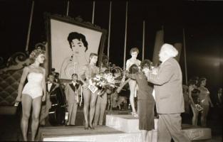 cca 1955 Balatonföldvári szépségverseny, Kotnyek Antal (1921-1990) képriportja, 14 db vintage negatí...
