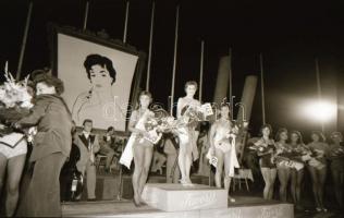 cca 1955 Balatonföldvári szépségverseny, Kotnyek Antal (1921-1990) képriportja, 14 db vintage negatí...