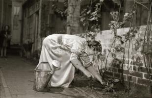 cca 1954 Bepillantás a sztahanovista hős szövőnő életébe, Kotnyek Antal (1921-1990) képriportja, 9 d...