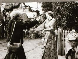 ,,Útközben" című film állóképei, 18 db negatív, ezekről készültek a mozik előcsarnokában kiállí...