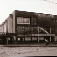 1973 Budapest, a FÓRUM mozi külső-belső felvételei, 6 db szabadon felhasználható vintage negatív, 6x7 cm