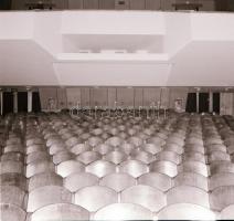 1973 Budapest, a FÓRUM mozi külső-belső felvételei, 6 db szabadon felhasználható vintage negatív, 6x...