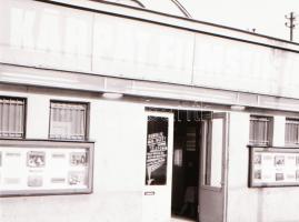 1973 Budapest, a KÁRPÁT mozi külső-belső felvételei, 4 db szabadon felhasználható vintage negatív, 6...