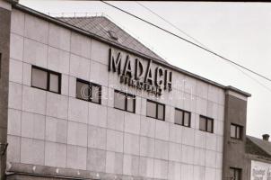 1973 Budapest, a MADÁCH mozi külső-belső felvételei, 3 db szabadon felhasználható vintage negatív, 6x7 cm