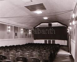 1973 Budapest, a MADÁCH mozi külső-belső felvételei, 3 db szabadon felhasználható vintage negatív, 6...