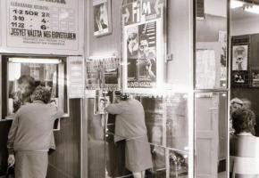 1973 Budapest, a MADÁCH mozi külső-belső felvételei, 3 db szabadon felhasználható vintage negatív, 6...