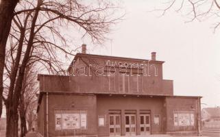 1973 Budapest, a VILÁGOSSÁG mozi külső-belső felvételei, 6 db szabadon felhasználható vintage negatív, 6x7 cm