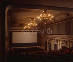 1973 Budapest, a VÖRÖS CSILLAG mozi külső-belső felvételei, 8 db szabadon felhasználható vintage neg...