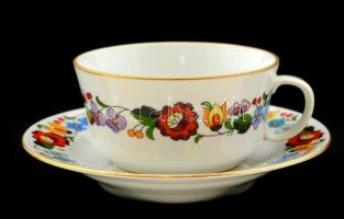 Kalocsai népi motívumos csésze+alj, matricás, jelzett, apró kopásnyomokkal, d: 15,5 ill. 10,5 cm