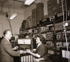 cca 1961 Budapest, Csillag Áruház, Kotnyek Antal (1921-1990) képriportja, 6 db vintage negatív a sze...