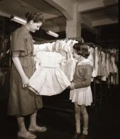 cca 1961 Budapest, Csillag Áruház, Kotnyek Antal (1921-1990) képriportja, 6 db vintage negatív a sze...