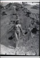 cca 1984 Nudista természetjárók, jelzés nélküli fotóművészeti alkotások, 3 db korabeli negatívról ké...