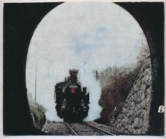 2 db vonatokról készült fotólap, az egyik színezett, hátuljukon feliratozva, különböző méretben
