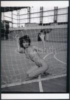 cca 1978 Sporthalászok hálójában ficánkolva, jelzés nélküli fotóművészeti alkotások, 3 db korabeli n...